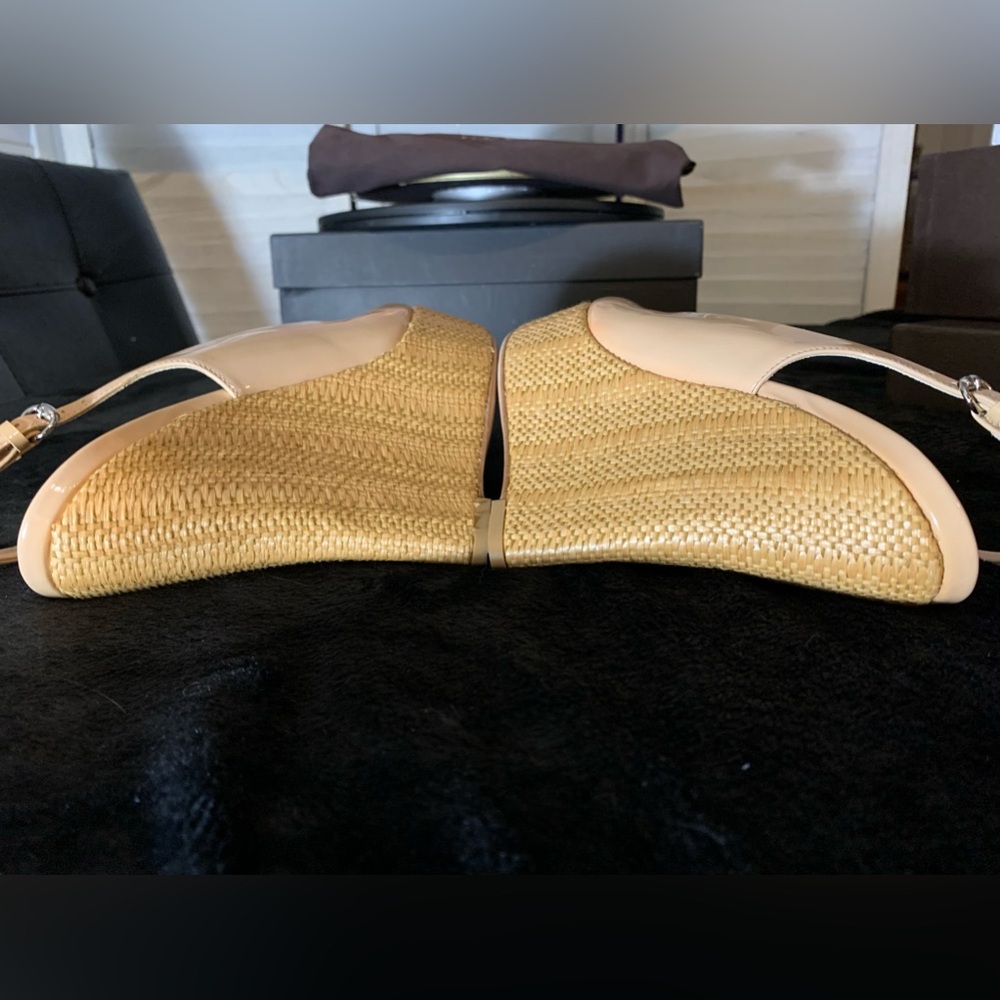 💓EUC💖GUCCI patent leather sandals. - Picture 12 of 14